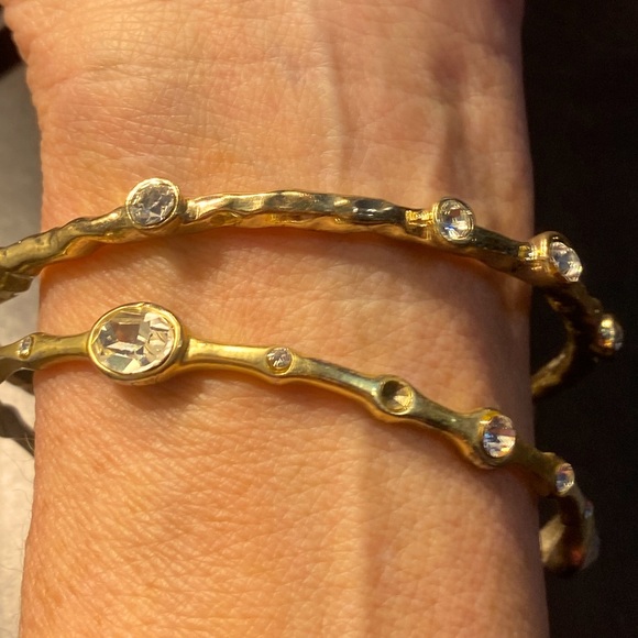 Vintage pair thin gold bangle bracelets, textured finish w/ABS crystals - Picture 3 of 9